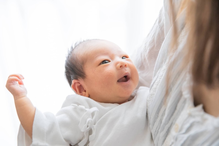 ママに抱っこされている赤ちゃん