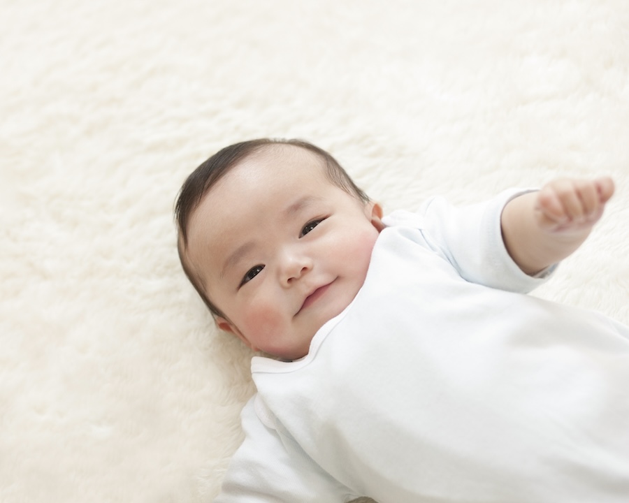 生後2ヶ月くらいの笑顔の赤ちゃん