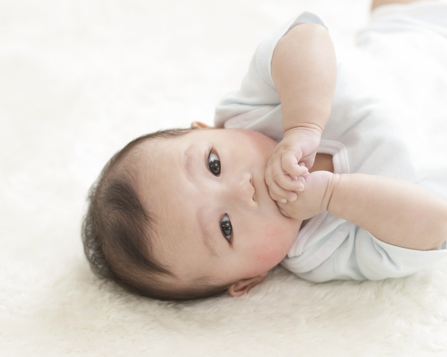 仰向けでこちらを見ている赤ちゃん