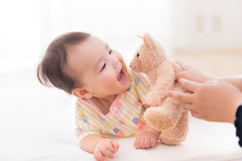 腹ばいで遊ぶ赤ちゃん